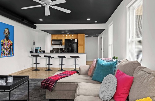 Cherokee Triangle Apartamento | The BAX: 3 Story Retreat w/ Patios in Highlands