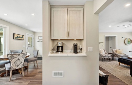 Williams Bay Casa | The Bay Getaway sleeps 10 + pet friendly! 3 blocks to beach, dining/entertainment & boat rentals