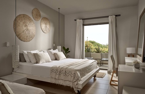 Vasilikos Hotel | The Bay Hotel & Suites