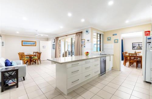 Shoal Bay Casa | The Bay House Shoal Bay huge five bedroom holiday home with WiFi and Foxtel