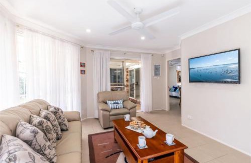Shoal Bay Casa | The Bay House Shoal Bay huge five bedroom holiday home with WiFi and Foxtel