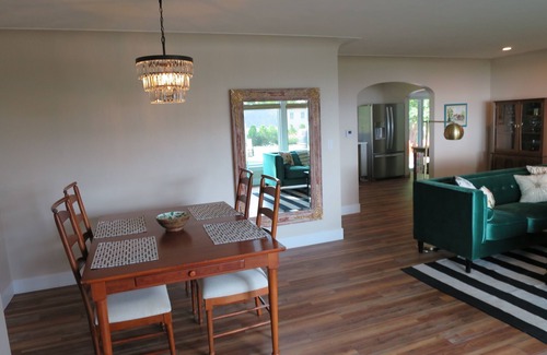 Traverse City Casa | SP3 - The Bay View Brick (Nueva remodelación con una vista impresionante de la bahía)