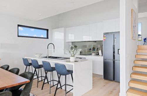 San Remo Casa | The Bay View San Remo by Ready Set Stay- BYO LINEN & TOWELS