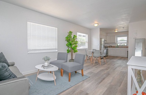 North Hyde Park Villa | The Bayside Retreat – Modern 2BR Villa Near Downtown Tampa w/ Parking & Wi-Fi