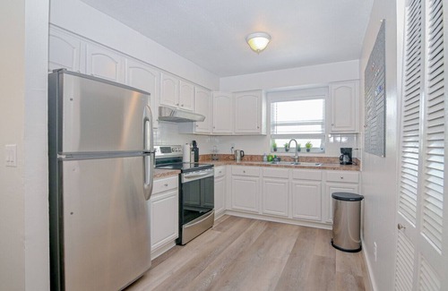 North Hyde Park Villa | The Bayside Retreat – Modern 2BR Villa Near Downtown Tampa w/ Parking & Wi-Fi