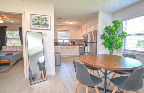 North Hyde Park Villa | The Bayside Retreat – Modern 2BR Villa Near Downtown Tampa w/ Parking & Wi-Fi