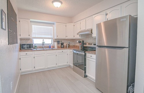 North Hyde Park Villa | The Bayside Retreat – Modern 2BR Villa Near Downtown Tampa w/ Parking & Wi-Fi