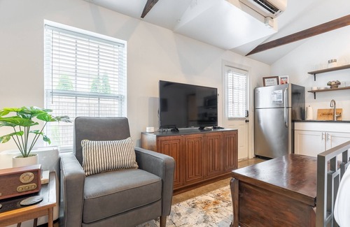 Buena Vista Apartamento | The Bea Arthur - Charming Guest House Only 5 Minutes from Downtown