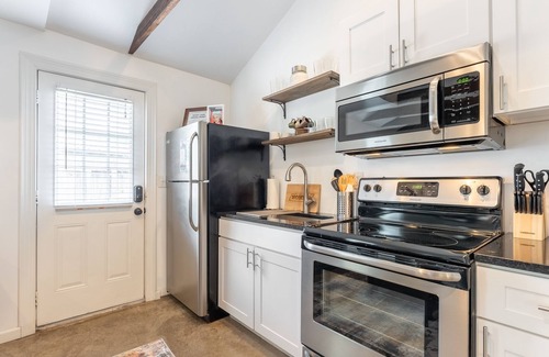 Buena Vista Apartamento | The Bea Arthur - Charming Guest House Only 5 Minutes from Downtown
