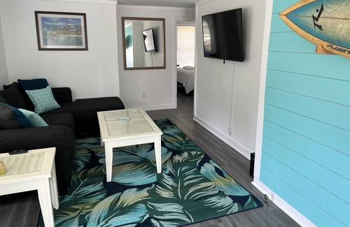 Wilmington Cabaña | The Beach Bungalow! Newly Renovated. Minutes from WB.
