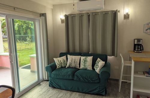 Runaway Bay Apartamento | The beach, golf, everything close to our breezy, quiet, comfortable apartments.