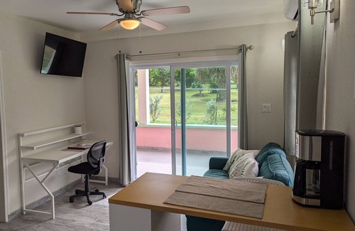 Runaway Bay Apartamento | The beach, golf, everything close to our breezy, quiet, comfortable apartments.