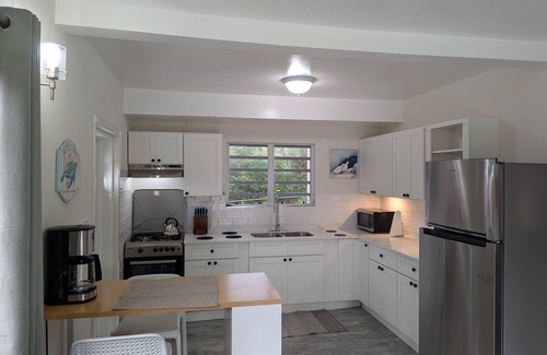 Runaway Bay Apartamento | The beach, golf, everything close to our breezy, quiet, comfortable apartments.
