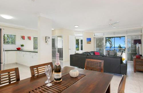 Trinity Beach Apartamento | The Beach House 3BR Waterfront Apartment, Own WIFI