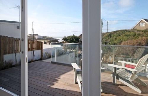 Polzeath Cabaña | THE BEACH HOUSE, pet friendly, with open fire in Polzeath