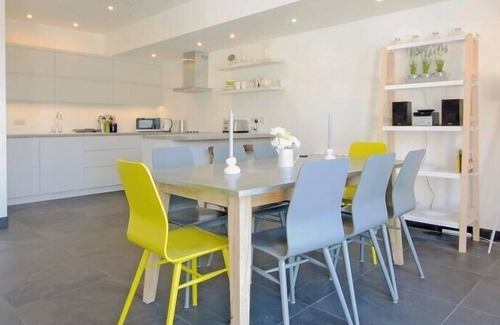 Polzeath Cabaña | THE BEACH HOUSE, pet friendly, with open fire in Polzeath