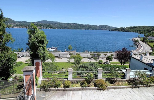 Pella Apartamento | ¡Apartamento independiente de la playa con vistas al lago!