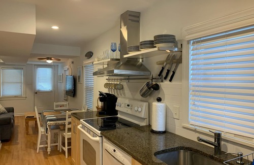 North End Apartamento | The beach is calling! Beach block 2BR unit with parking & beach tags.