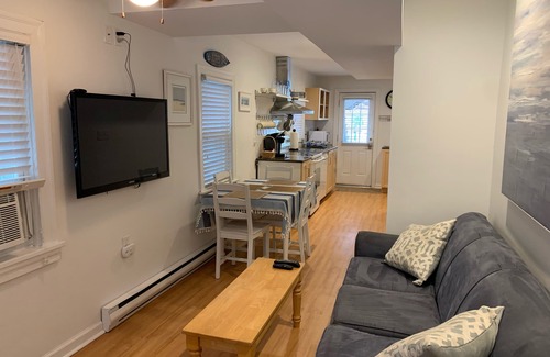 North End Apartamento | The beach is calling! Beach block 2BR unit with parking & beach tags.