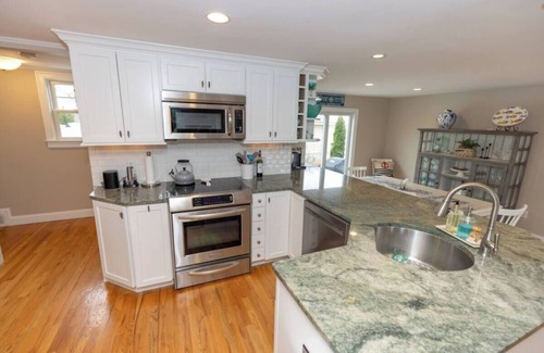 Old Saybrook Casa | The Beach life at Knollwood beach , Year round house short walk to the beach