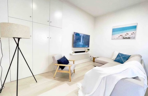 Towradgi Apartamento | The Beach Pad | Renovated 1BR Steps from Towradgi