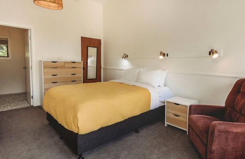 Oakura Casa | THE BEACH RETREAT SLEEPS 12
