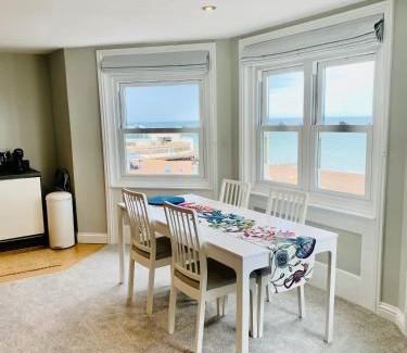 Worthing Apartamento | The Beachfront Lookout a Stunning Apartment with Perfect Sea View
