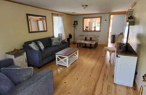 Vilas Cabaña | The Bean Cottage. Less than five miles to downtown Boone. Easy access.