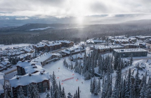 Big White Ski Resort Casa | The Bear Cave-brand New W/amazing Views & Hot Tub