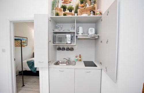 Ringwood Casa | The Bearded Goat Den - A rural retreat at this modern holiday cottage