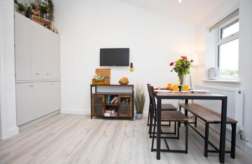 Ringwood Casa | The Bearded Goat Den - A rural retreat at this modern holiday cottage