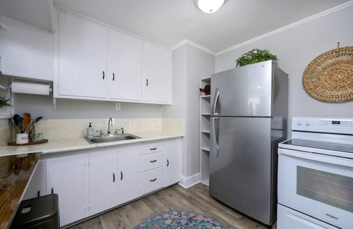 James City Casa | The Bearplex of New Bern featuring king-size bed