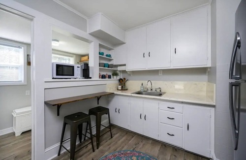 James City Casa | The Bearplex of New Bern featuring king-size bed
