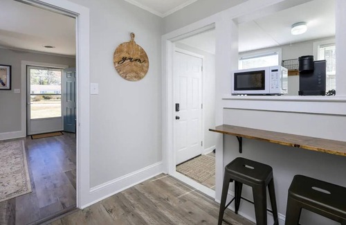 James City Casa | The Bearplex of New Bern featuring king-size bed