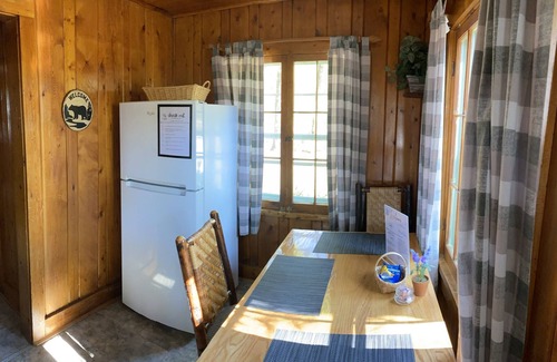 Riverside Cabina | The Bear’s Den at Cottonwood Cabins | Mountain Charm & Comfort