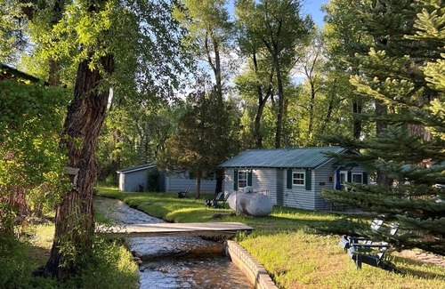 Riverside Cabina | The Bear’s Den at Cottonwood Cabins | Mountain Charm & Comfort