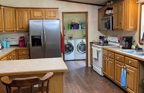 Newport Cabina | The Bears Den is a quiet cabin 30 miles from Gatlinburg and Pigeon Forge, TN.