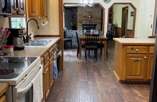 Newport Cabina | The Bears Den is a quiet cabin 30 miles from Gatlinburg and Pigeon Forge, TN.