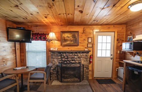 Lincoln Cabina | The Beaver Pond Riverside Getaway at the PEMICABINS