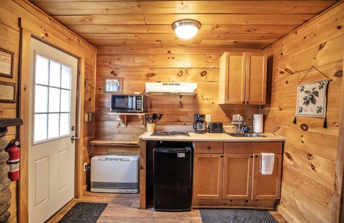 Lincoln Cabina | The Beaver Pond Riverside Getaway at the PEMICABINS