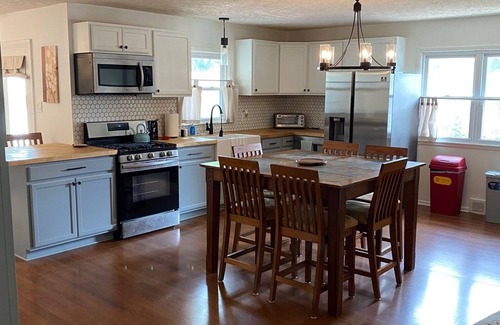 Beech Grove Casa | ❤️ The Bedford - spacious, cozy, quiet & comfortable ❤️
