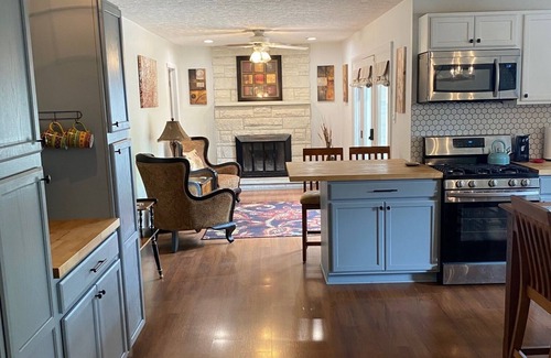 Beech Grove Casa | ❤️ The Bedford - spacious, cozy, quiet & comfortable ❤️