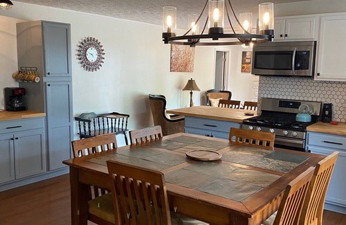 Beech Grove Casa | ❤️ The Bedford - spacious, cozy, quiet & comfortable ❤️