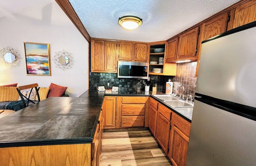 Mid America Condominio | The Bee's Knees'