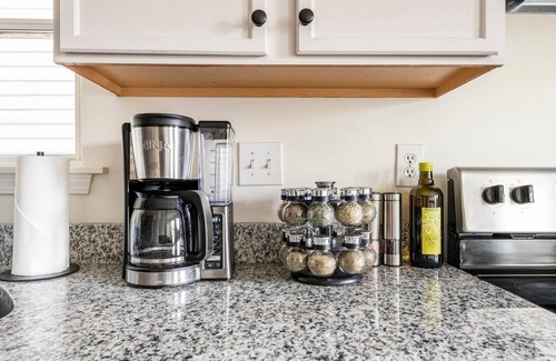 Phoenix Hill Casa | The Bee Sting in Phoenix Hill