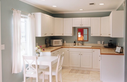 Honey Grove Casa | The Beehive Room: Sweet Country Living with fast city WiFi, Beauty, and Peace.