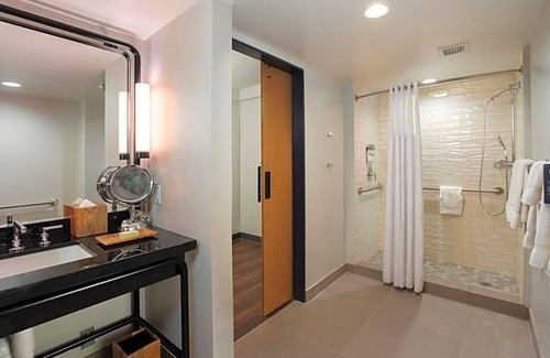 Northeast Dallas Apartamento | The Beeman Hotel includes an indoor swimming pool. Dallas Love Field airport .