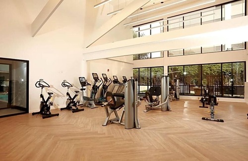 Northeast Dallas Apartamento | The Beeman Hotel includes an indoor swimming pool. Dallas Love Field airport .