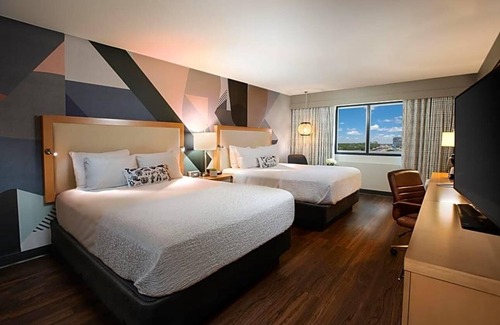 Northeast Dallas Apartamento | The Beeman Hotel includes an indoor swimming pool. Dallas Love Field airport .