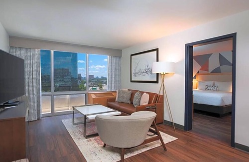 Northeast Dallas Apartamento | The Beeman Hotel includes an indoor swimming pool. Dallas Love Field airport .